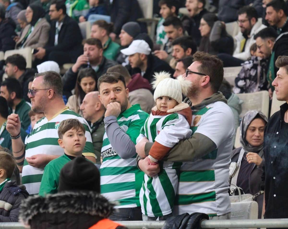 (FOTO GALERİ)Bursaspor-Aliağa FK maçından taraftar fotoğrafları