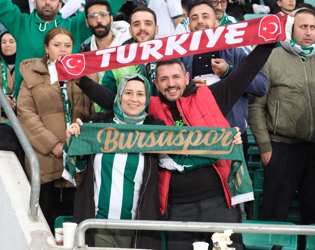 (FOTO GALERİ)Bursaspor-Aliağa FK maçından taraftar fotoğrafları