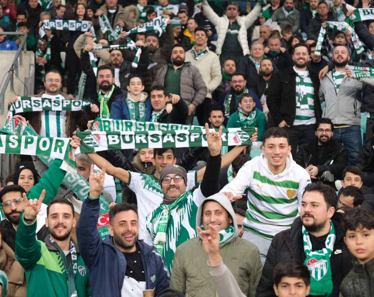 (FOTO GALERİ)Bursaspor-Aliağa FK maçından taraftar fotoğrafları