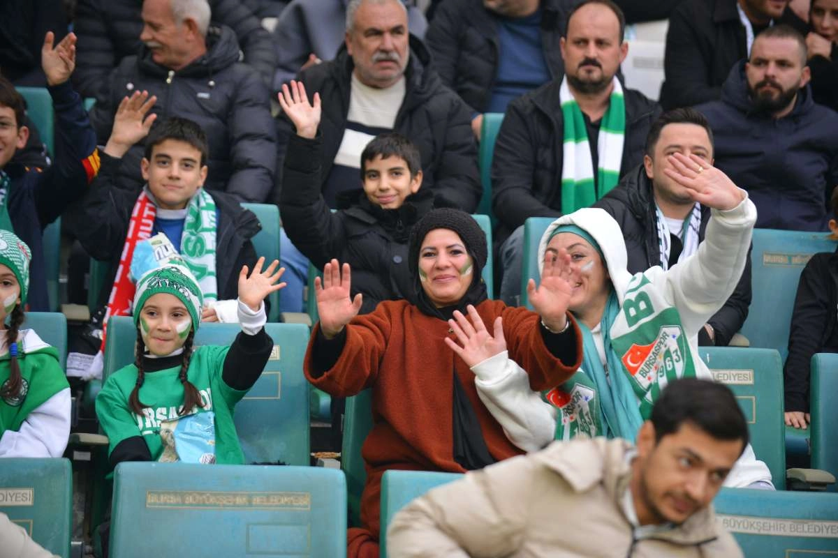 (FOTO GALERİ)Bursaspor-Aliağa FK maçından taraftar fotoğrafları