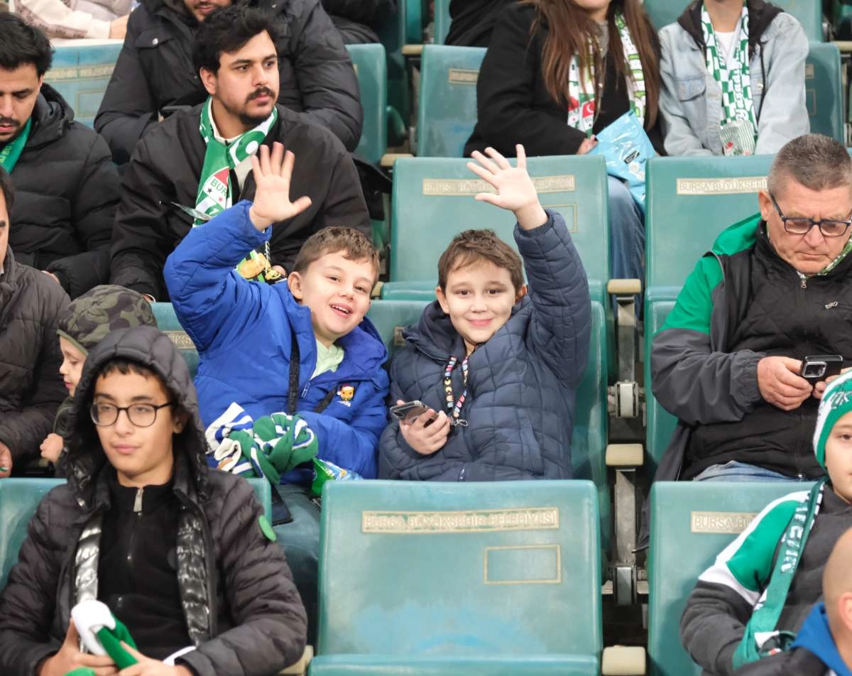 (FOTO GALERİ)Bursaspor-Aliağa FK maçından taraftar fotoğrafları