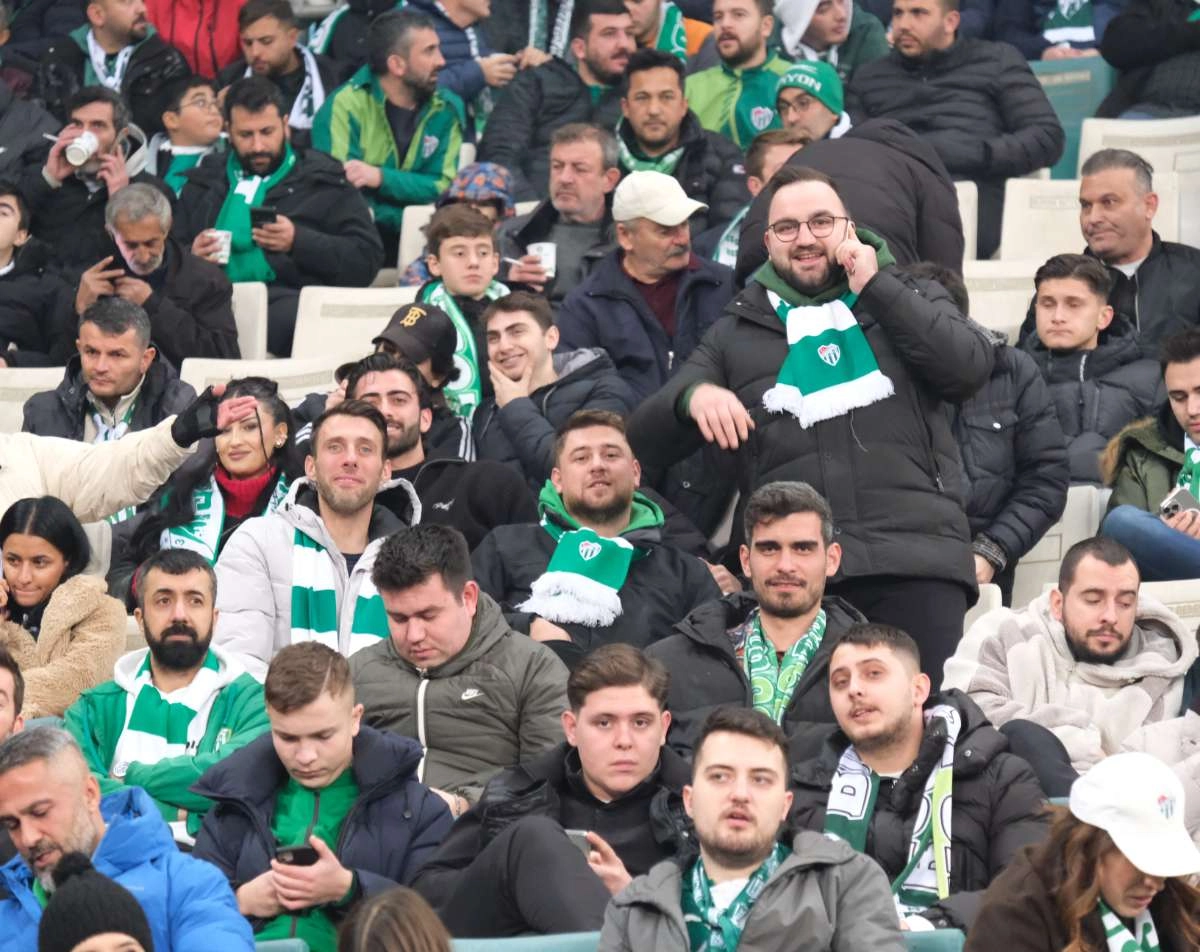 (FOTO GALERİ)Bursaspor-Aliağa FK maçından taraftar fotoğrafları