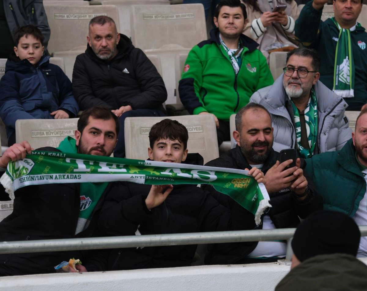 (FOTO GALERİ)Bursaspor-Aliağa FK maçından taraftar fotoğrafları