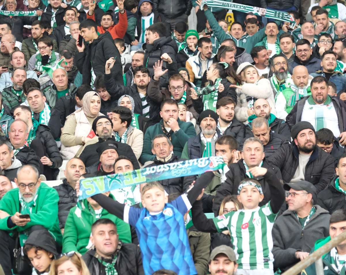 (FOTO GALERİ)Bursaspor-Aliağa FK maçından taraftar fotoğrafları