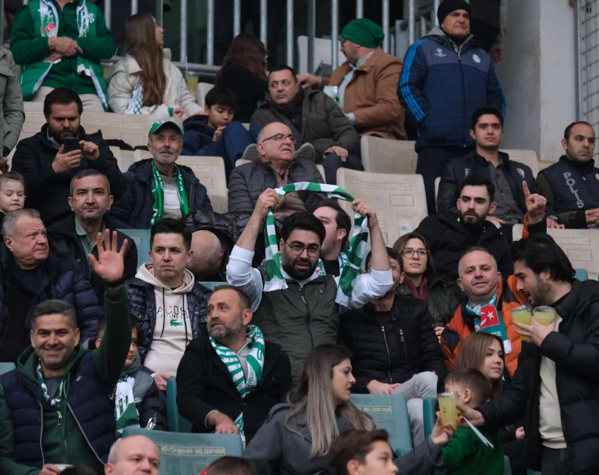 (FOTO GALERİ)Bursaspor-Aliağa FK maçından taraftar fotoğrafları