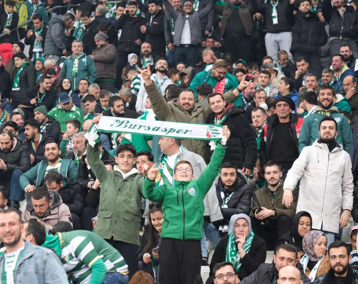 (FOTO GALERİ)Bursaspor-Aliağa FK maçından taraftar fotoğrafları