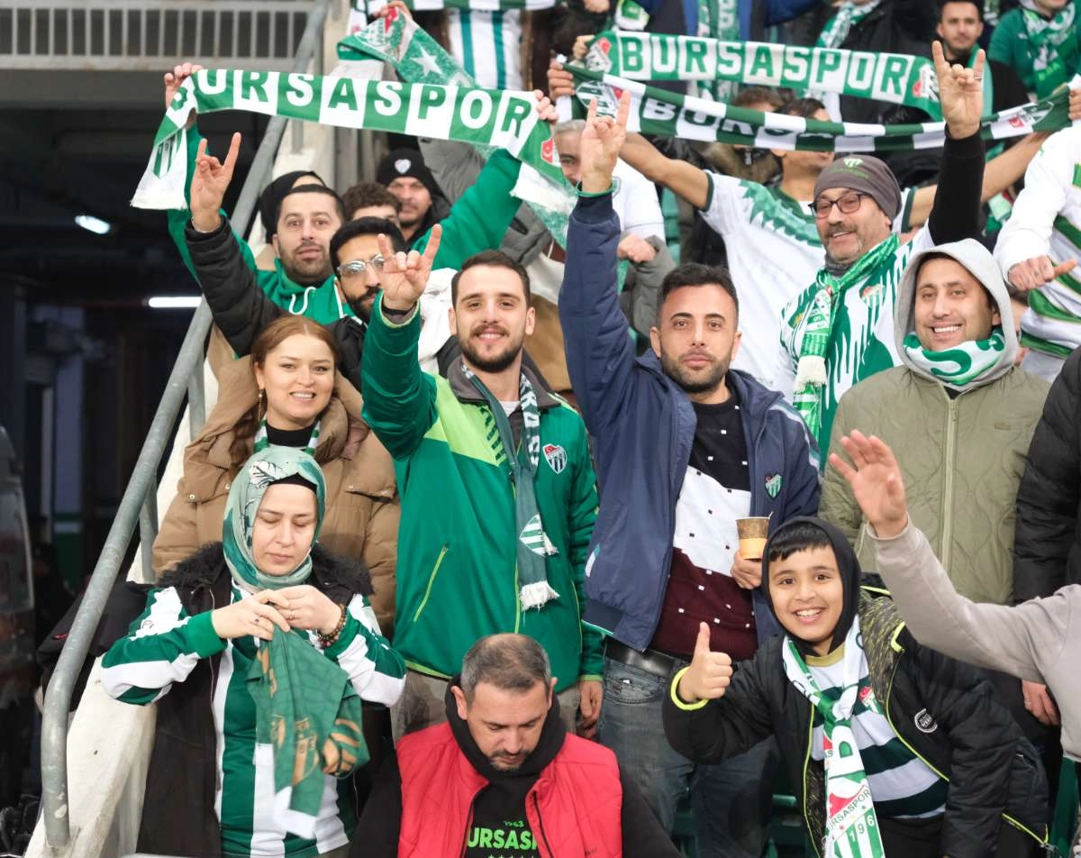 (FOTO GALERİ)Bursaspor-Aliağa FK maçından taraftar fotoğrafları