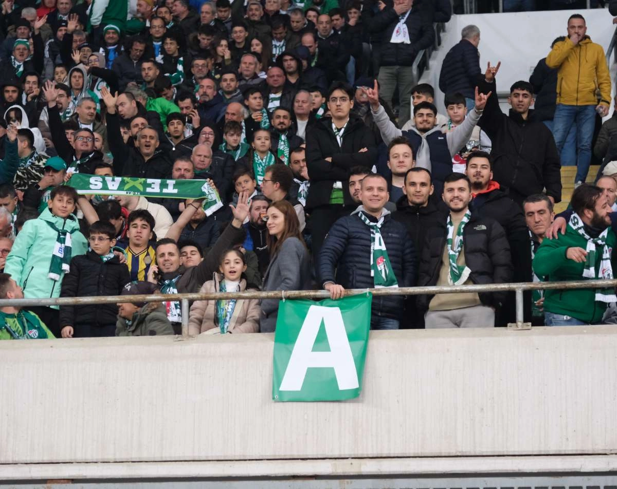 (FOTO GALERİ)Bursaspor-Aliağa FK maçından taraftar fotoğrafları