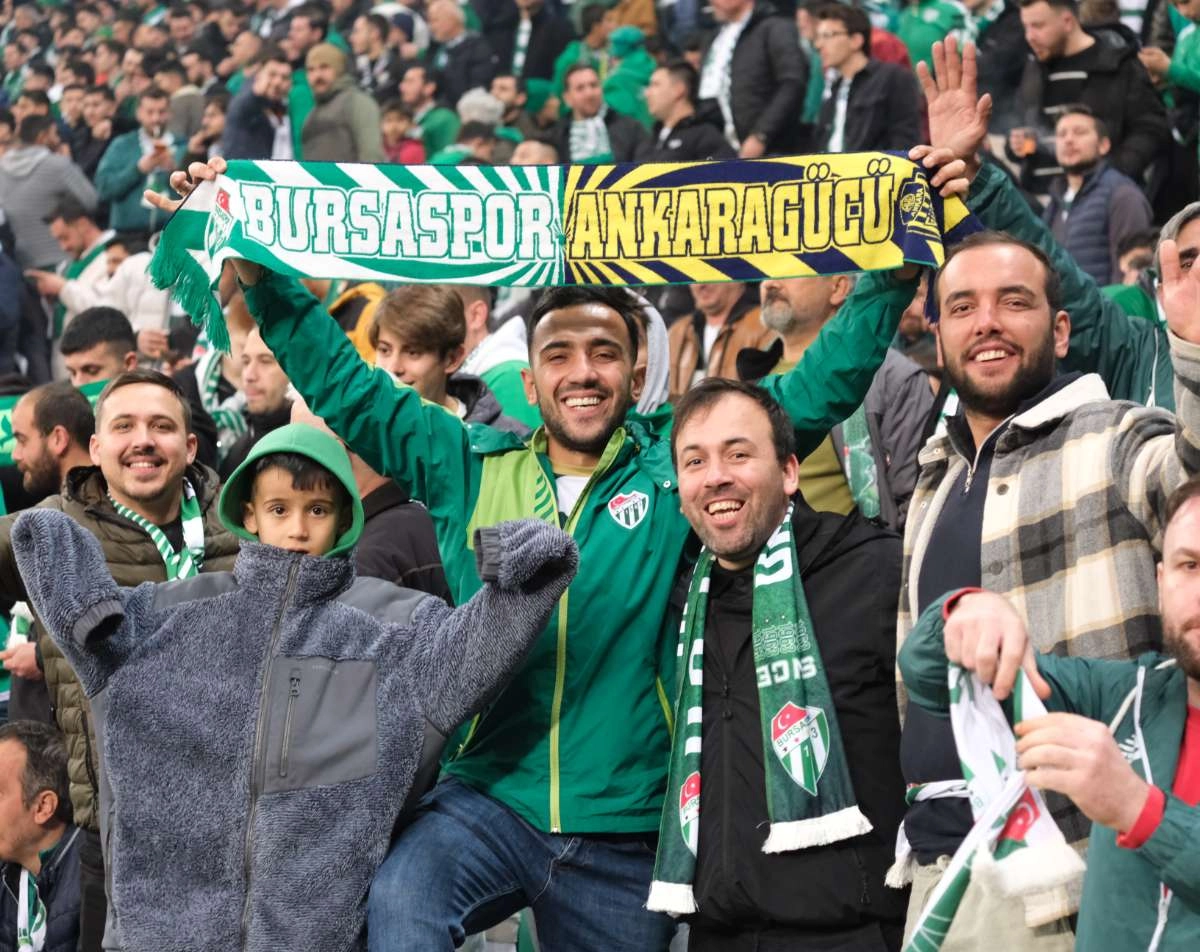 (FOTO GALERİ)Bursaspor-Aliağa FK maçından taraftar fotoğrafları
