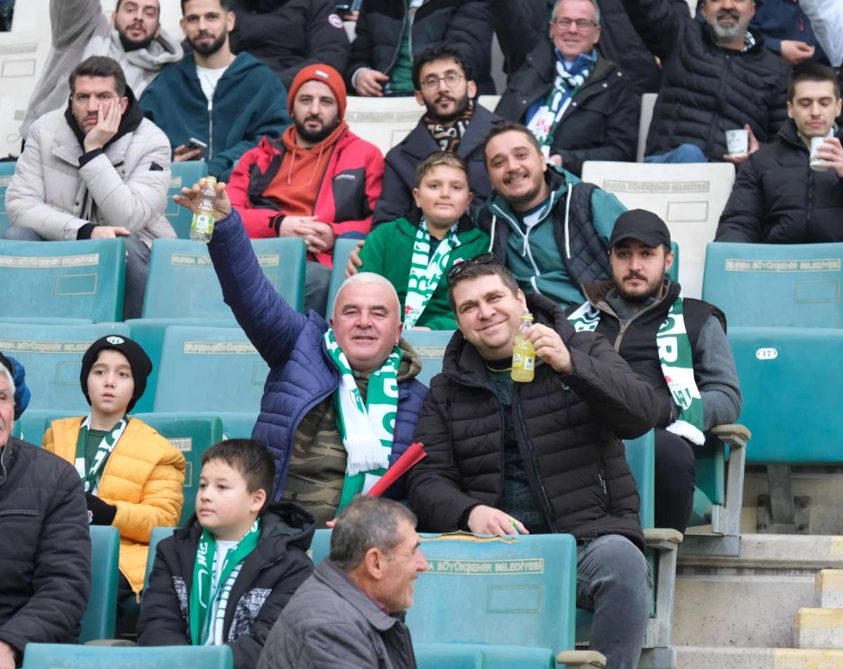 (FOTO GALERİ)Bursaspor-Aliağa FK maçından taraftar fotoğrafları
