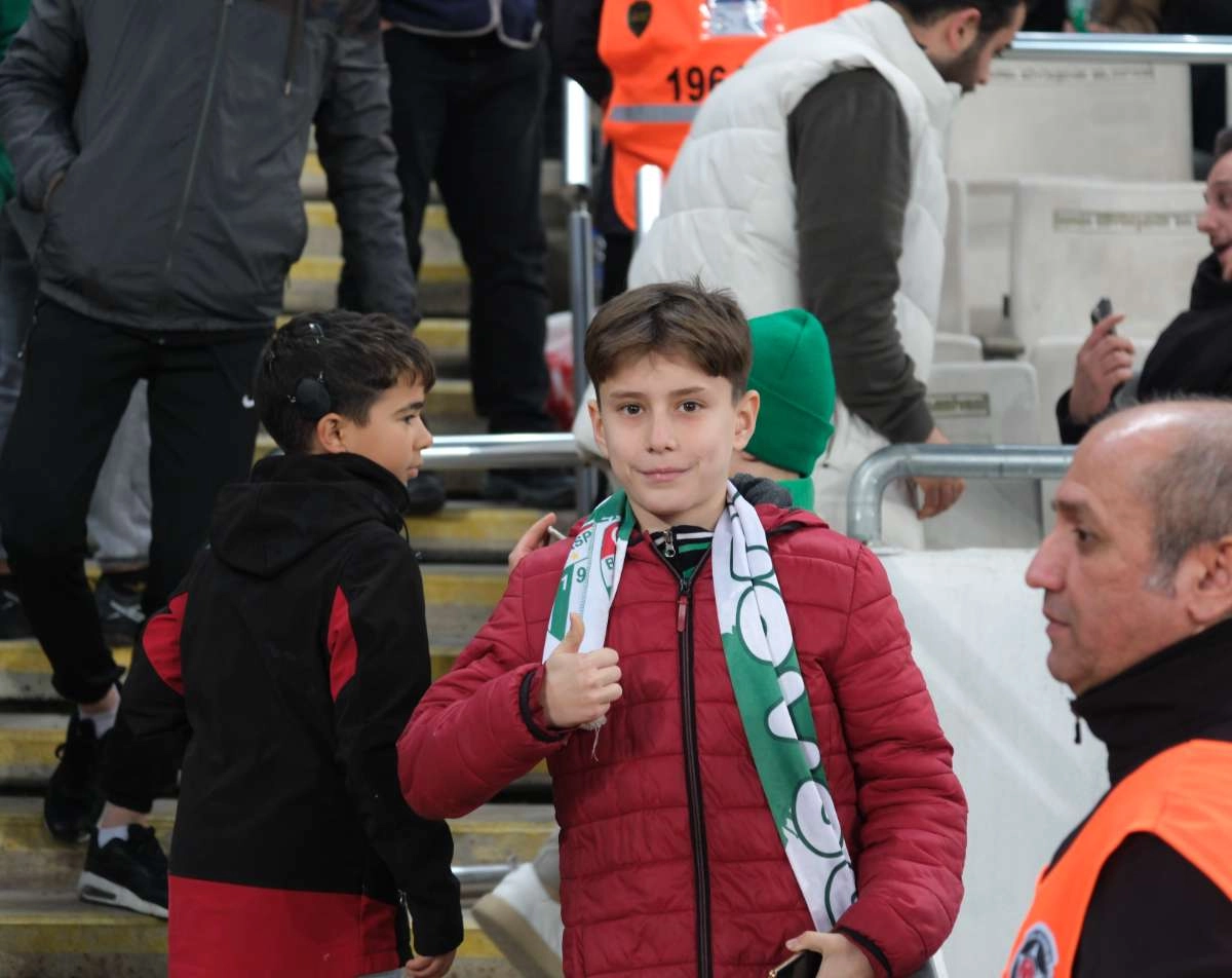(FOTO GALERİ)Bursaspor-Aliağa FK maçından taraftar fotoğrafları