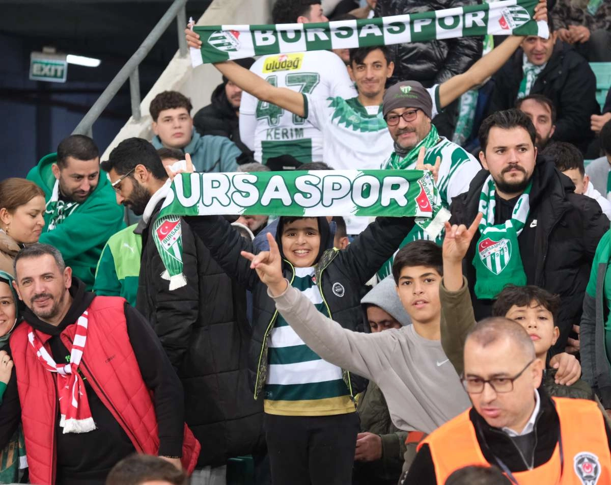 (FOTO GALERİ)Bursaspor-Aliağa FK maçından taraftar fotoğrafları