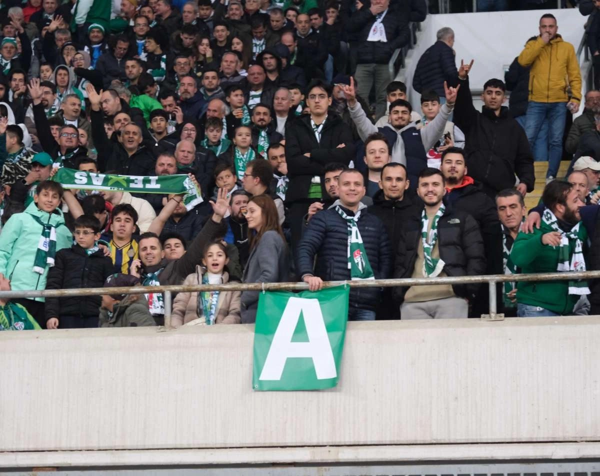 (FOTO GALERİ)Bursaspor-Aliağa FK maçından taraftar fotoğrafları