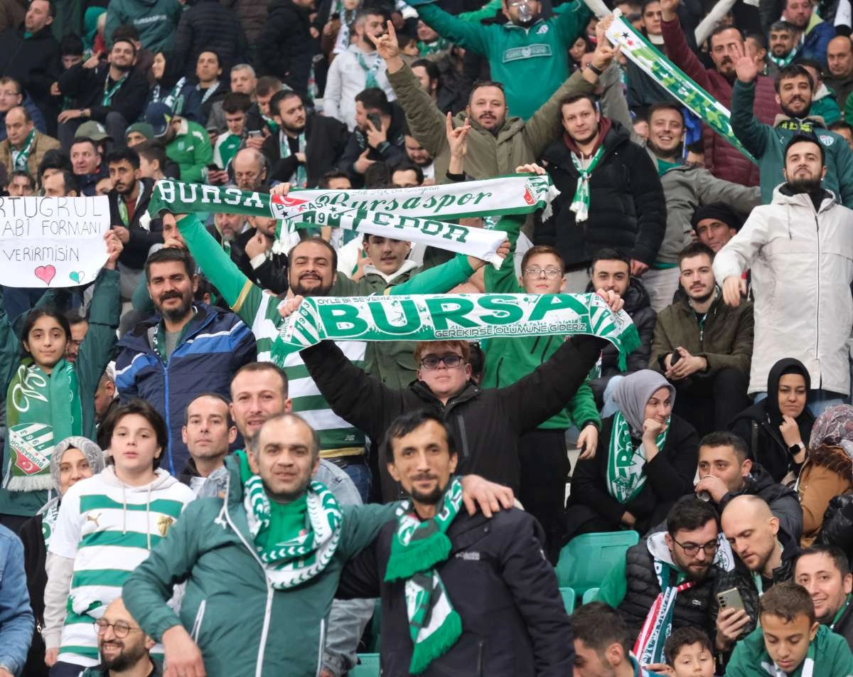 (FOTO GALERİ)Bursaspor-Aliağa FK maçından taraftar fotoğrafları