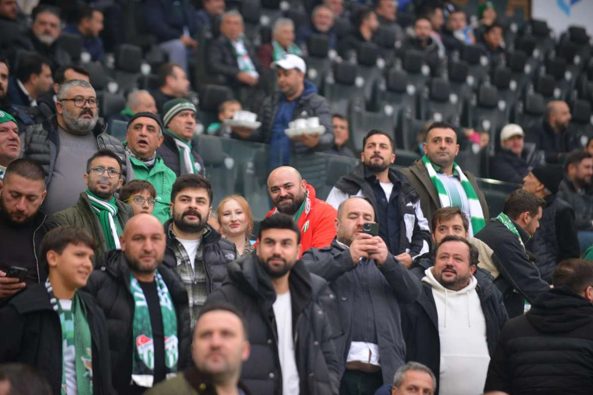 (FOTO GALERİ)Bursaspor-Aliağa FK maçından taraftar fotoğrafları