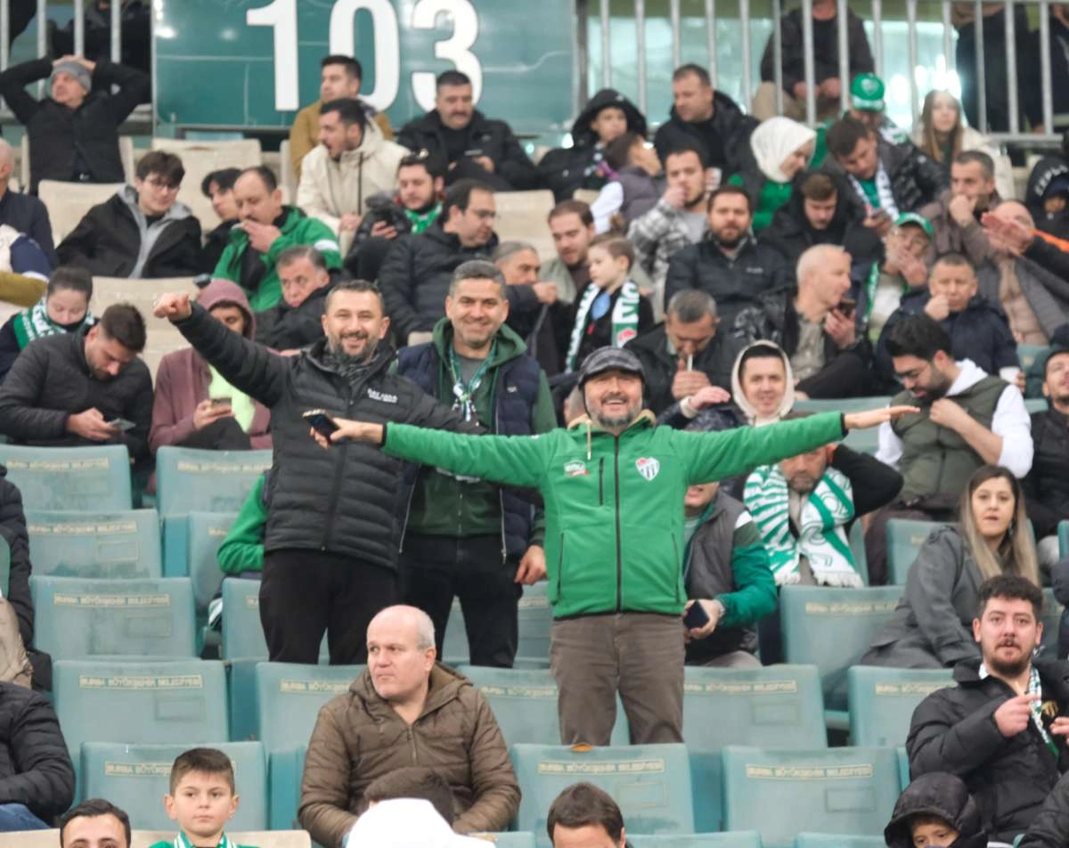 (FOTO GALERİ)Bursaspor-Aliağa FK maçından taraftar fotoğrafları