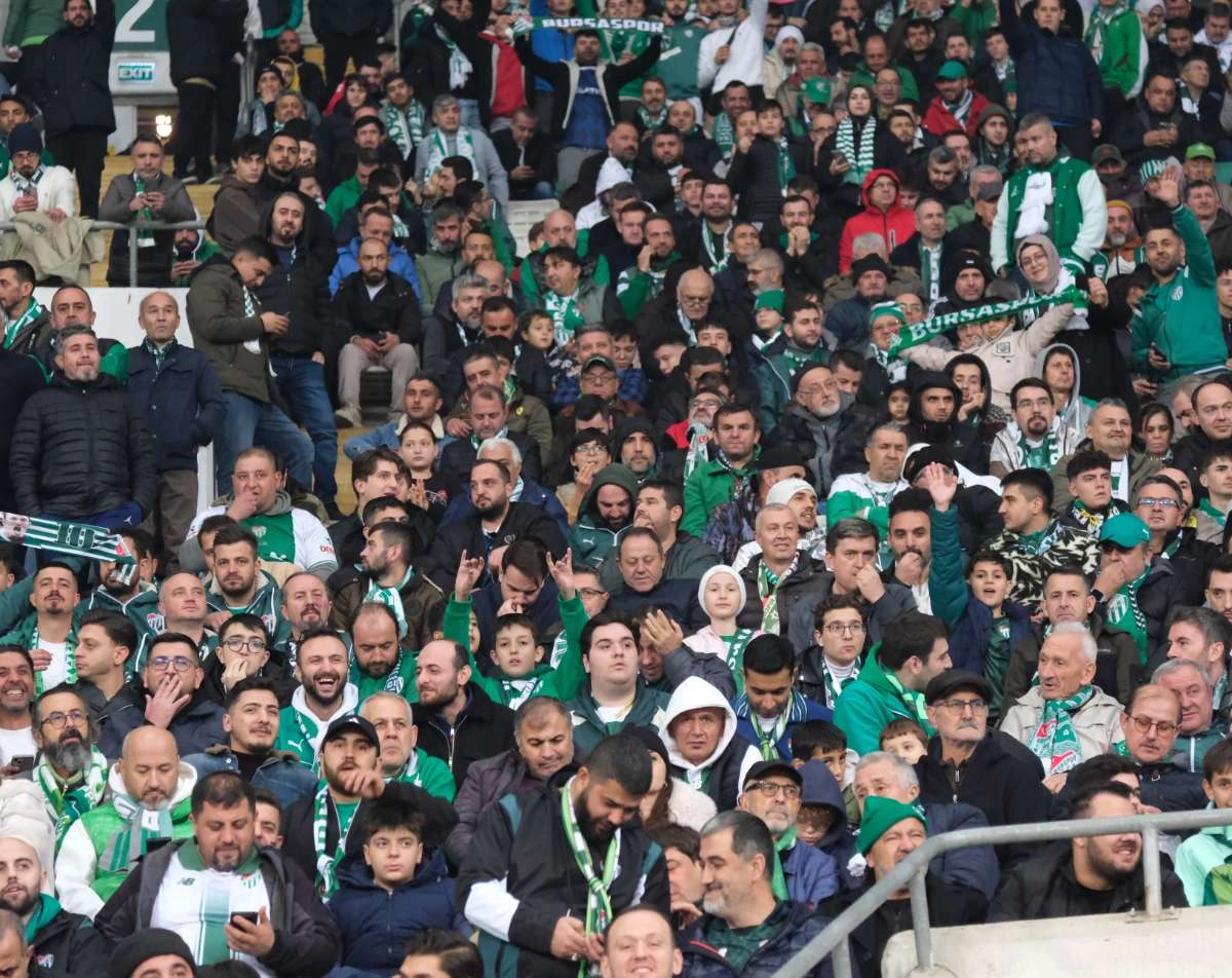 (FOTO GALERİ)Bursaspor-Aliağa FK maçından taraftar fotoğrafları