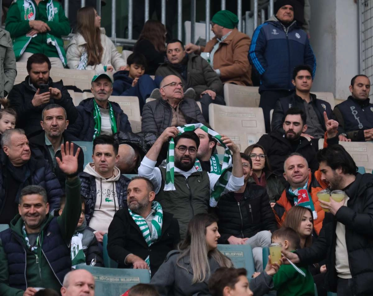 (FOTO GALERİ)Bursaspor-Aliağa FK maçından taraftar fotoğrafları