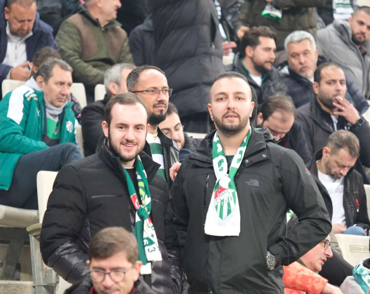 (FOTO GALERİ)Bursaspor-Aliağa FK maçından taraftar fotoğrafları