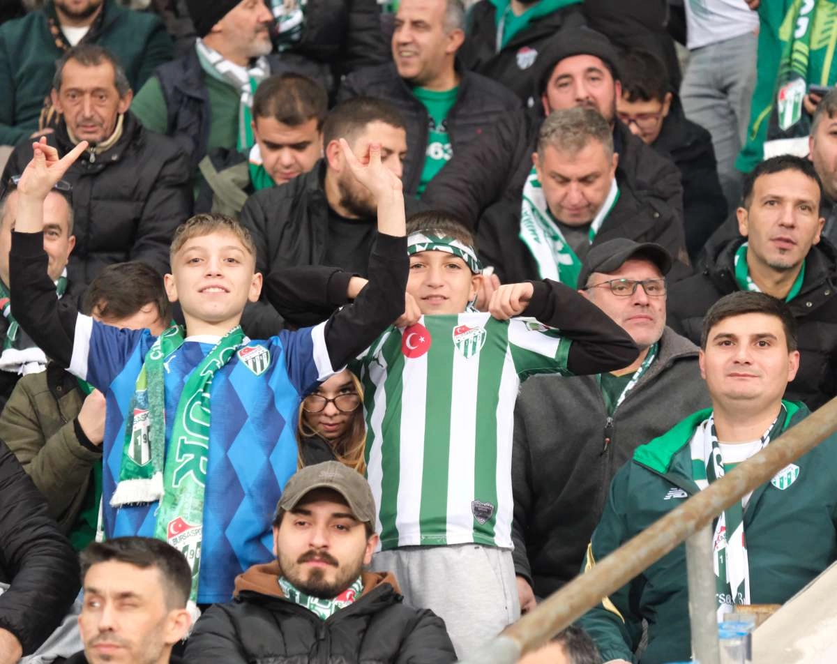(FOTO GALERİ)Bursaspor-Aliağa FK maçından taraftar fotoğrafları