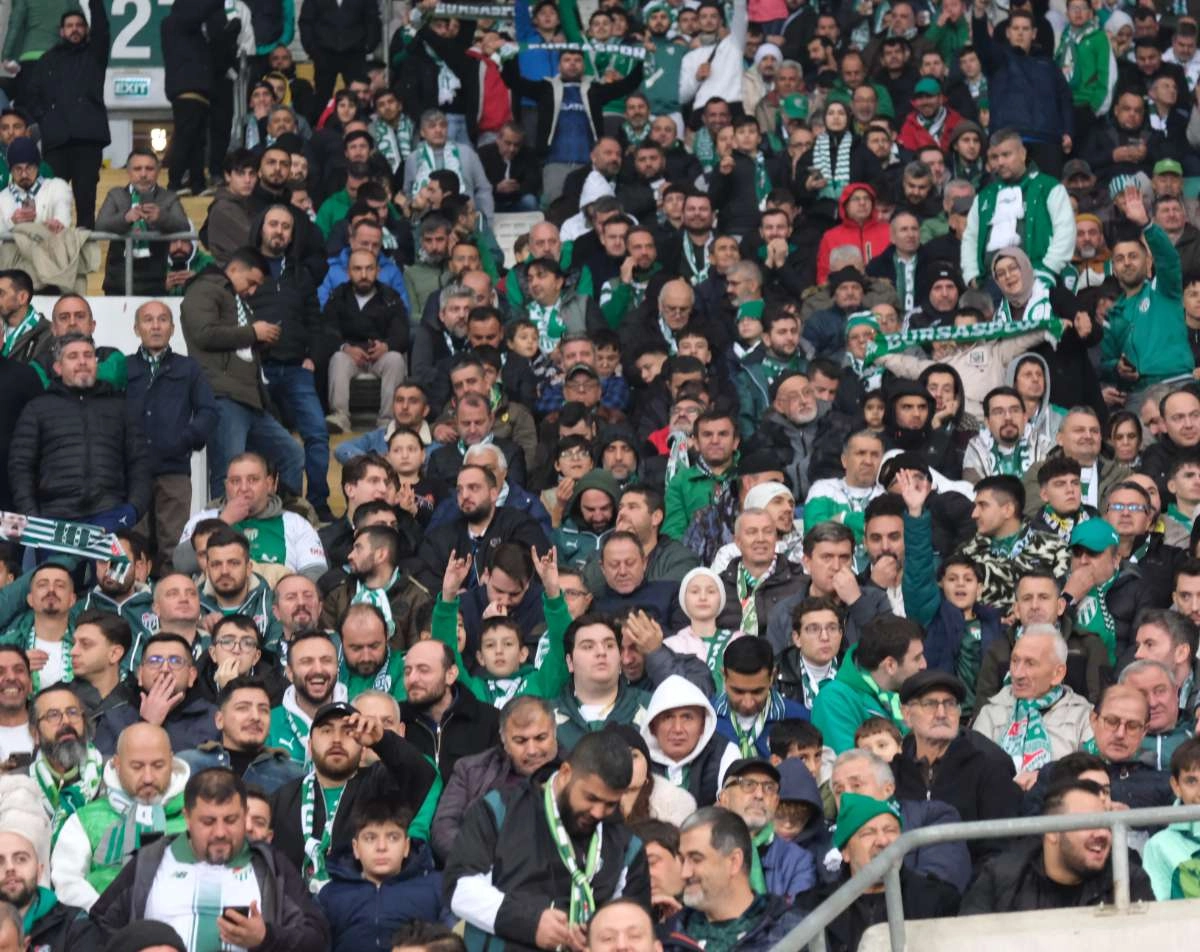 (FOTO GALERİ)Bursaspor-Aliağa FK maçından taraftar fotoğrafları