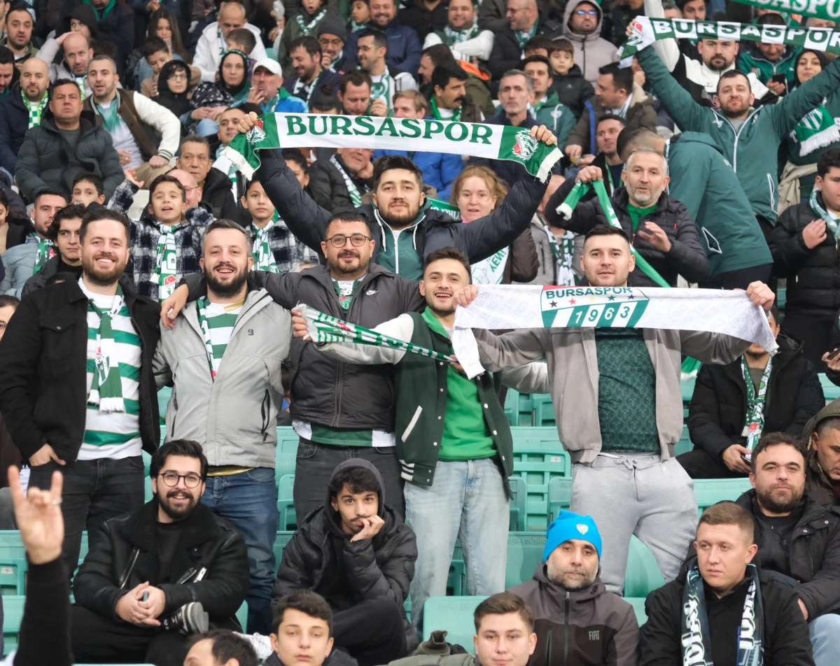 (FOTO GALERİ)Bursaspor-Aliağa FK maçından taraftar fotoğrafları