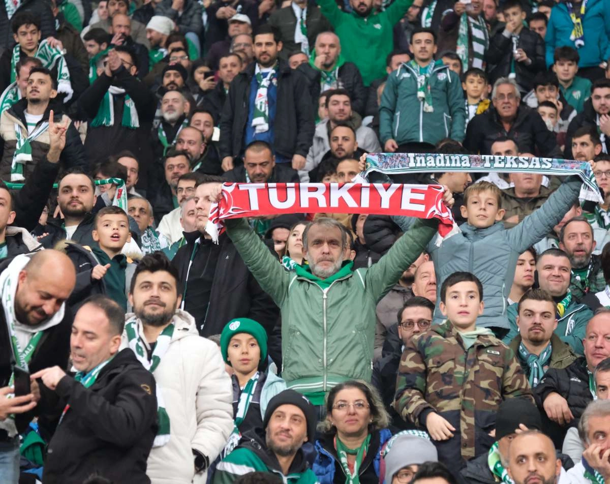 (FOTO GALERİ)Bursaspor-Aliağa FK maçından taraftar fotoğrafları