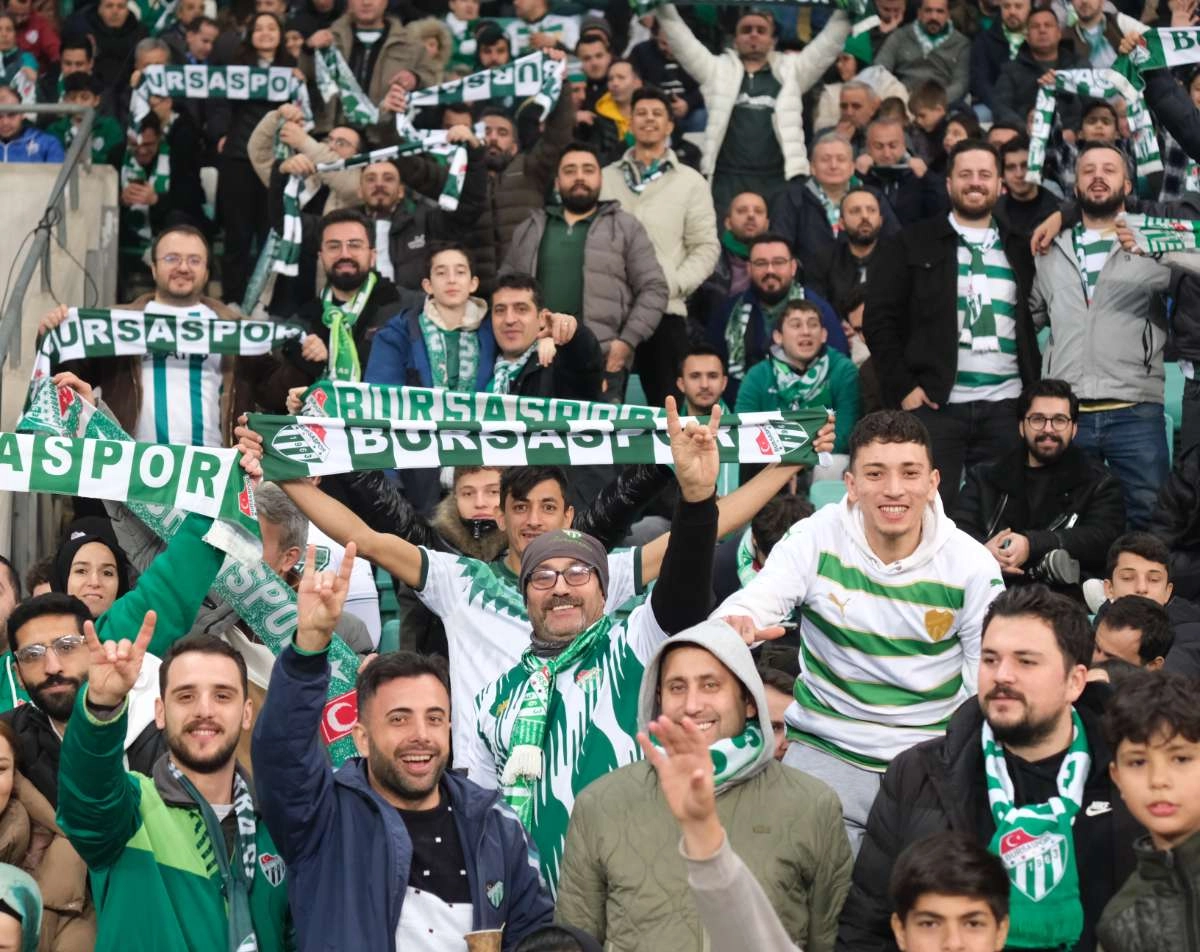 (FOTO GALERİ)Bursaspor-Aliağa FK maçından taraftar fotoğrafları