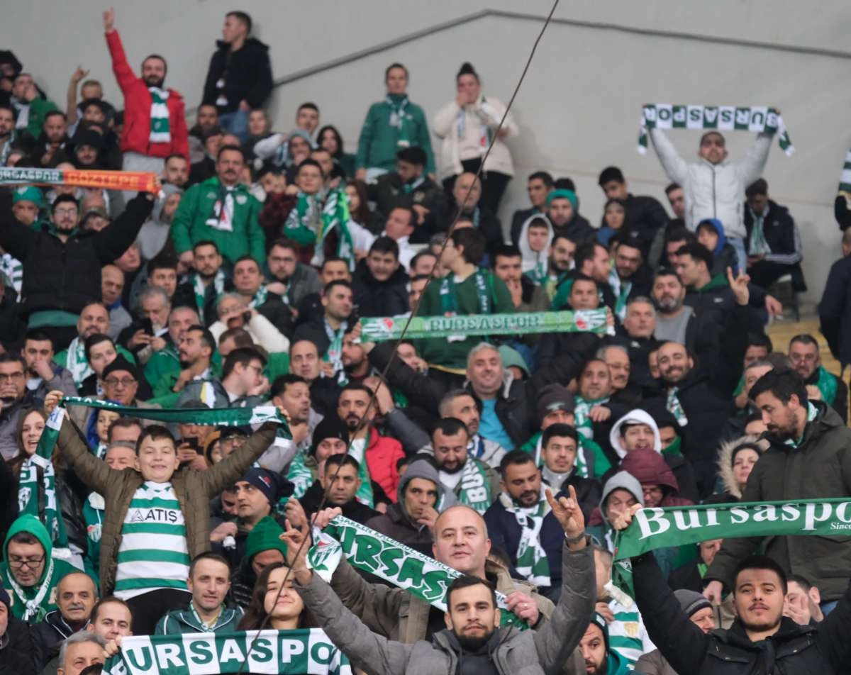 (FOTO GALERİ)Bursaspor-Aliağa FK maçından taraftar fotoğrafları