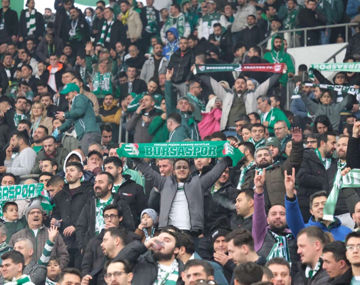 (FOTO GALERİ)Bursaspor-Aliağa FK maçından taraftar fotoğrafları