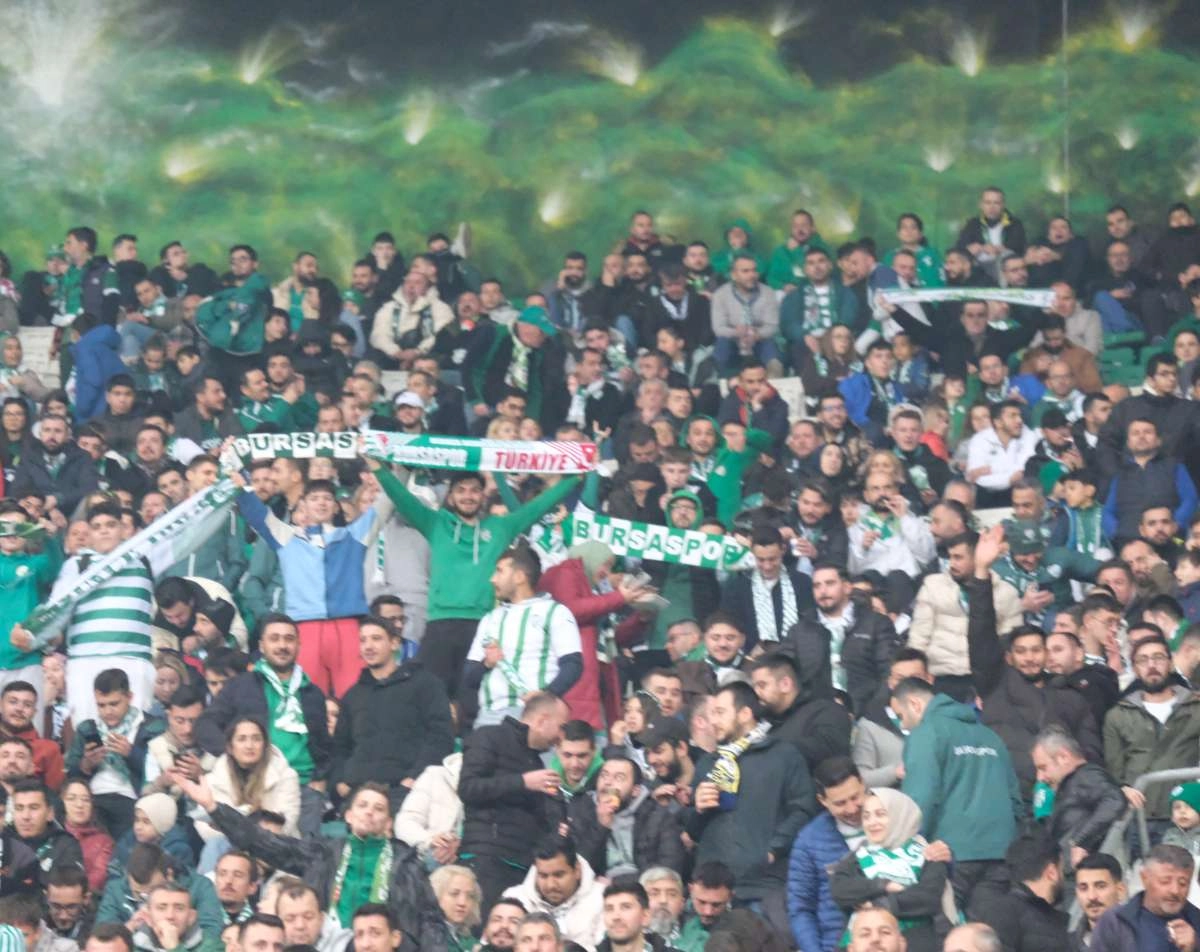 (FOTO GALERİ)Bursaspor-Aliağa FK maçından taraftar fotoğrafları