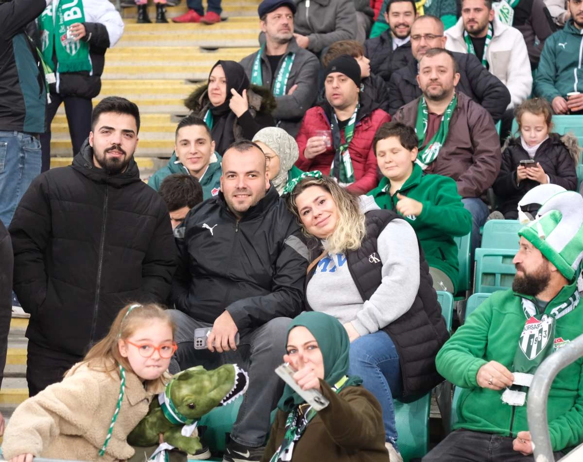 (FOTO GALERİ)Bursaspor-Aliağa FK maçından taraftar fotoğrafları