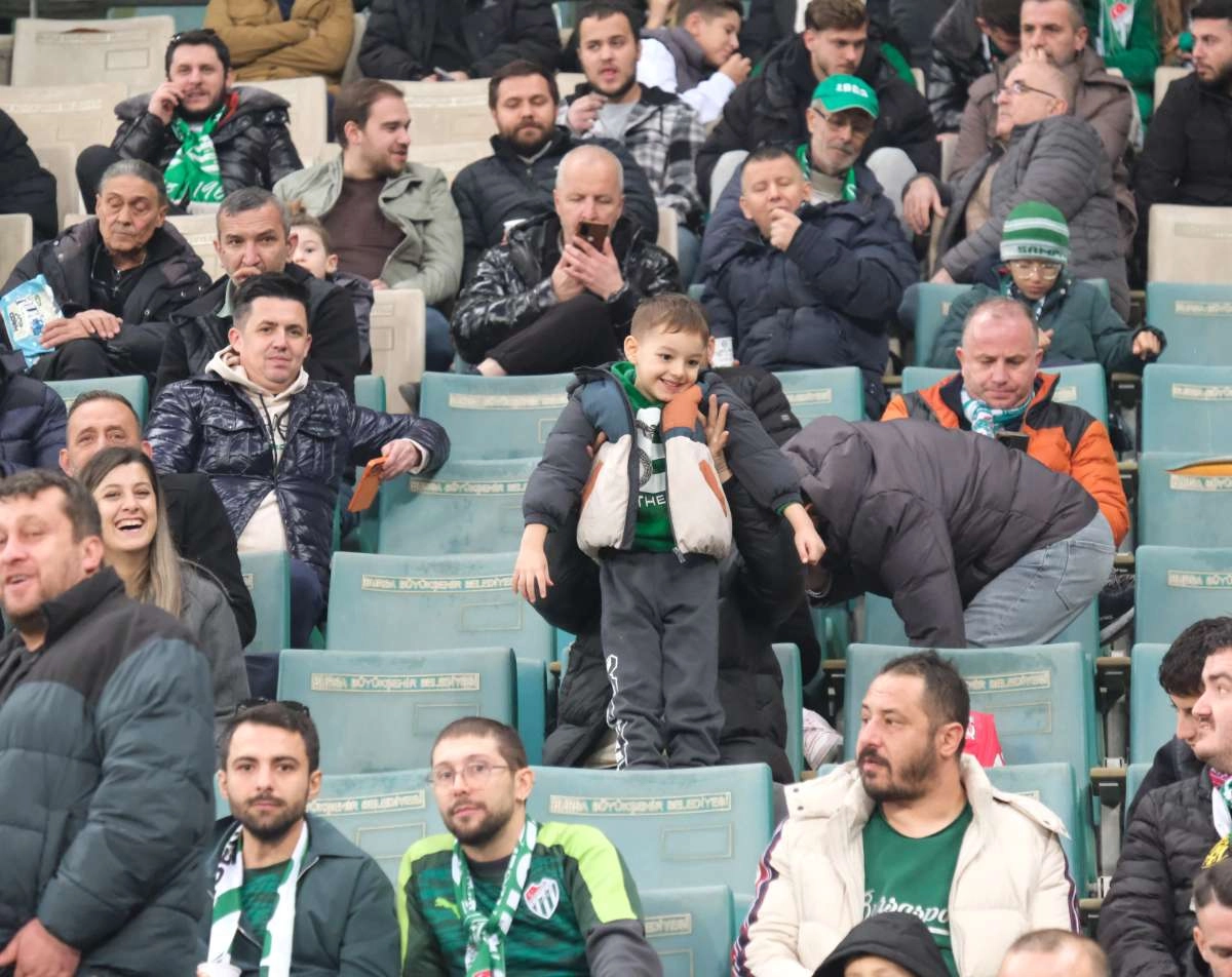 (FOTO GALERİ)Bursaspor-Aliağa FK maçından taraftar fotoğrafları