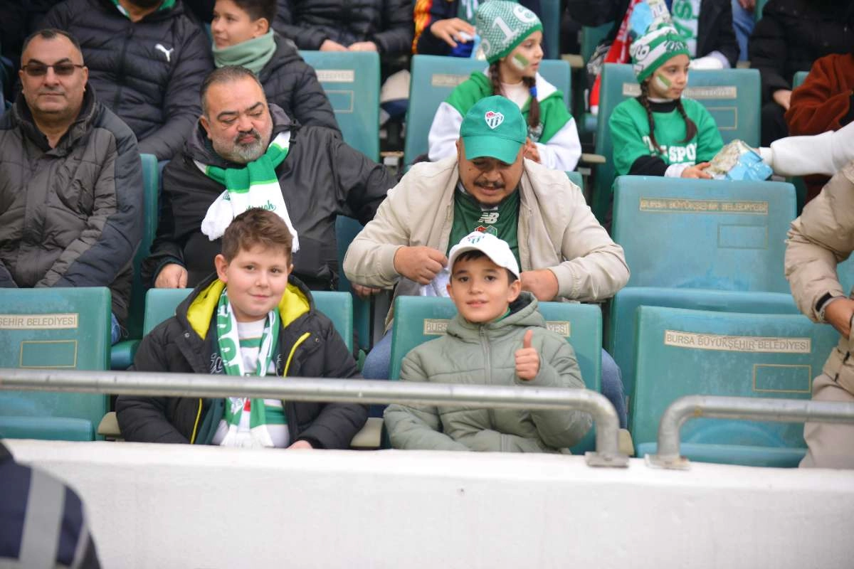 (FOTO GALERİ)Bursaspor-Aliağa FK maçından taraftar fotoğrafları
