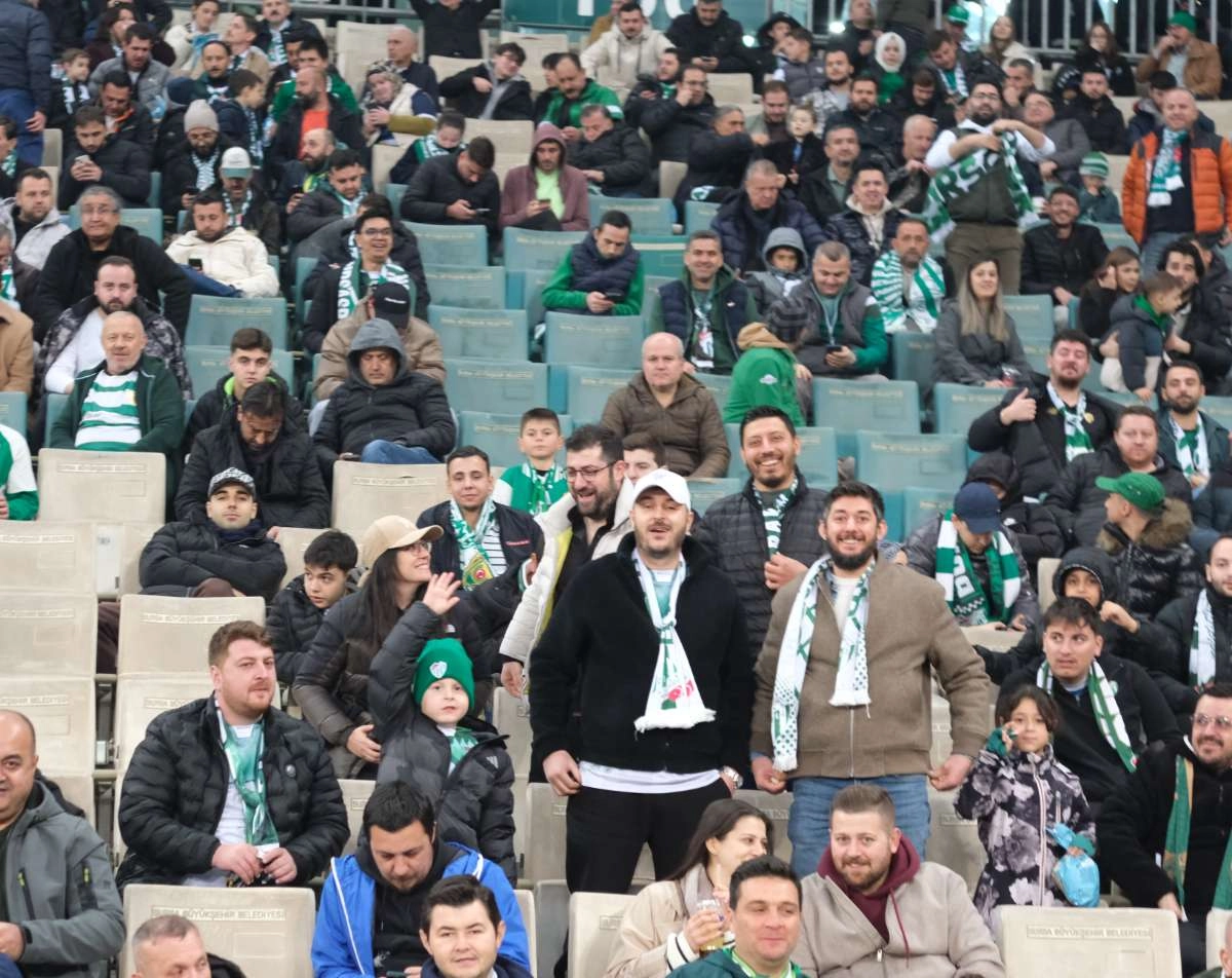 (FOTO GALERİ)Bursaspor-Aliağa FK maçından taraftar fotoğrafları