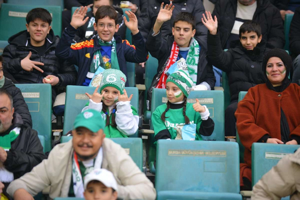 (FOTO GALERİ)Bursaspor-Aliağa FK maçından taraftar fotoğrafları