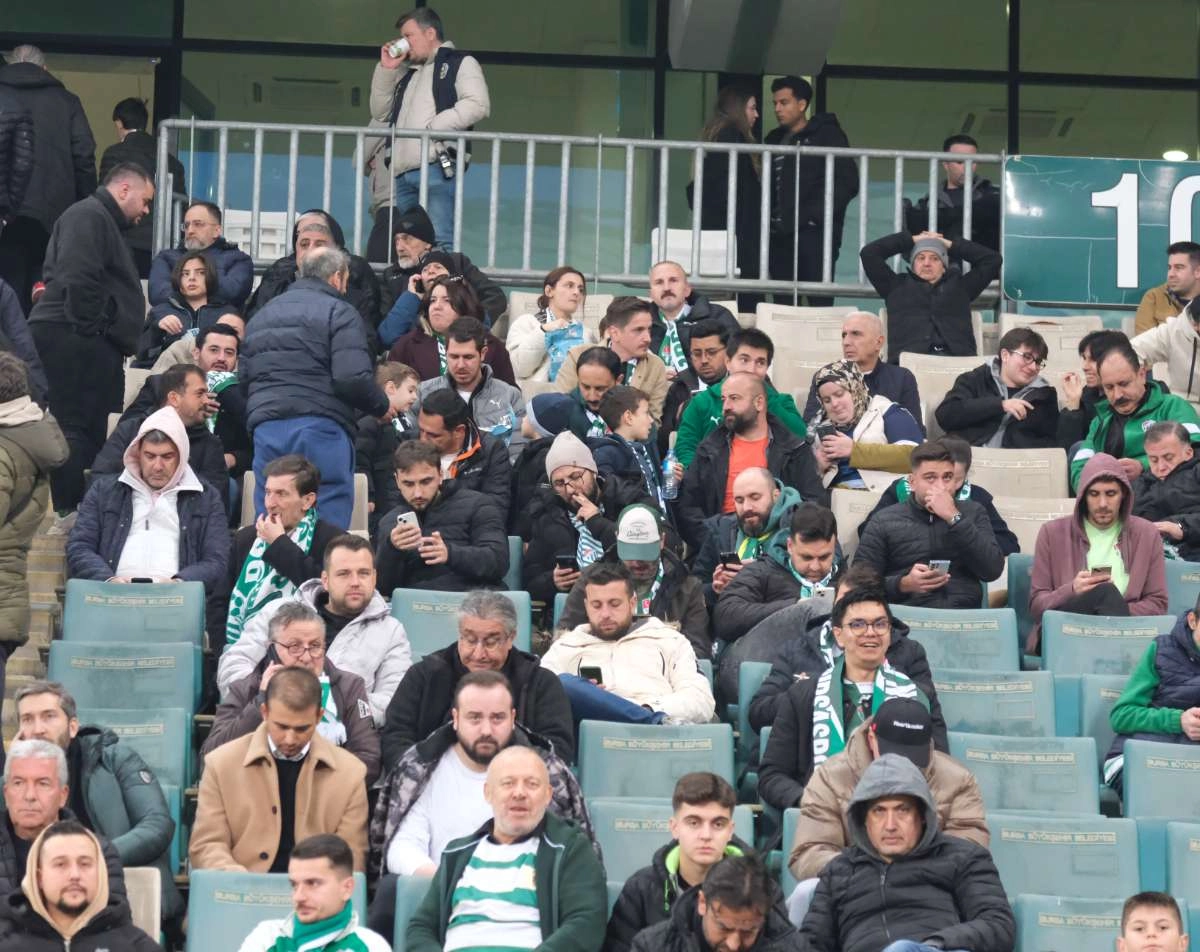 (FOTO GALERİ)Bursaspor-Aliağa FK maçından taraftar fotoğrafları