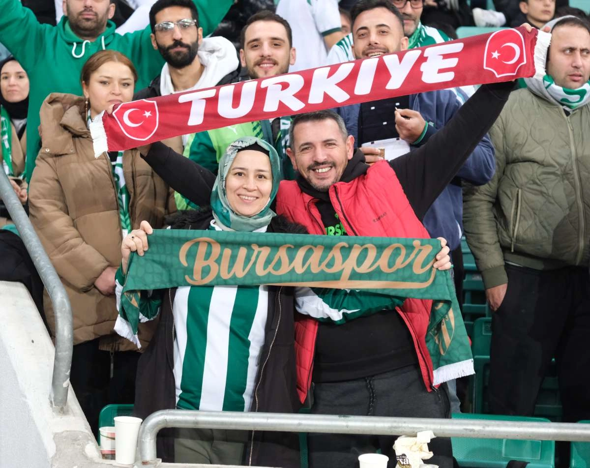 (FOTO GALERİ)Bursaspor-Aliağa FK maçından taraftar fotoğrafları