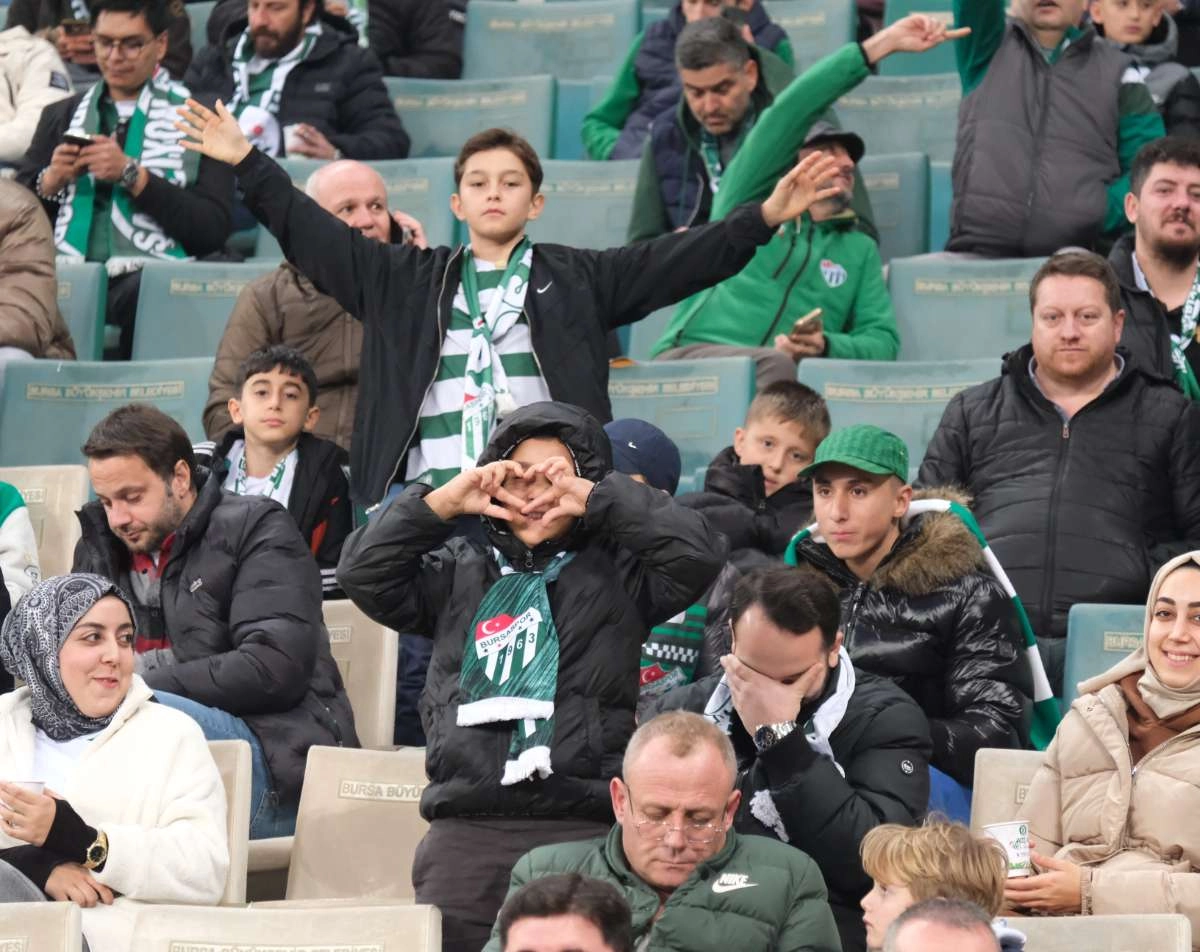 (FOTO GALERİ)Bursaspor-Aliağa FK maçından taraftar fotoğrafları