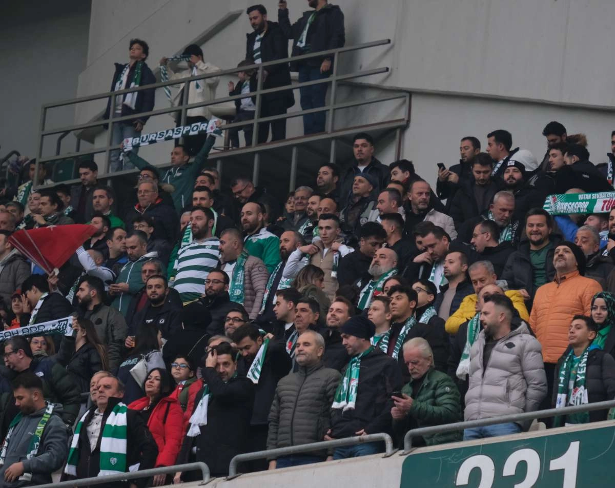 (FOTO GALERİ)Bursaspor-Aliağa FK maçından taraftar fotoğrafları