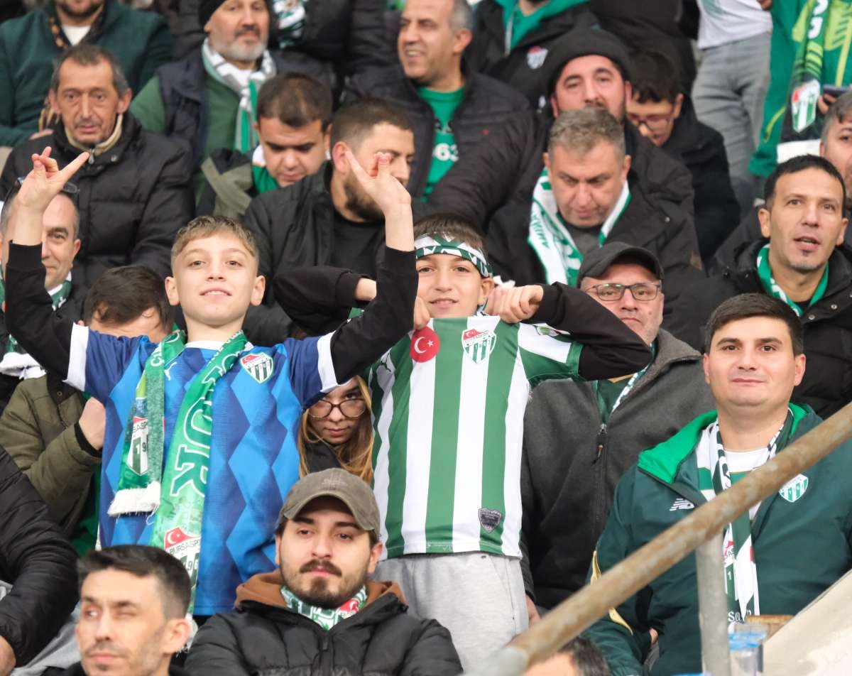 (FOTO GALERİ)Bursaspor-Aliağa FK maçından taraftar fotoğrafları