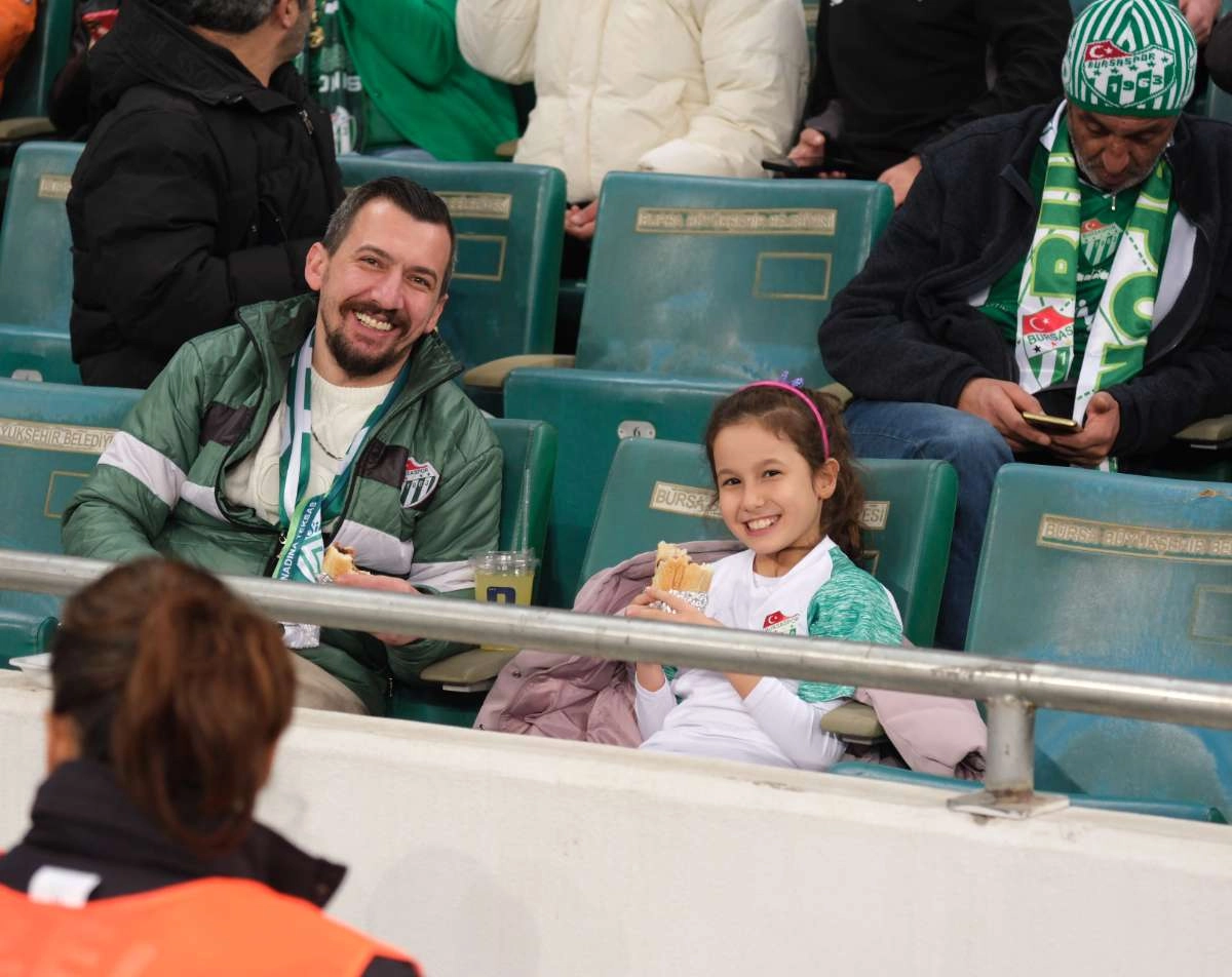 (FOTO GALERİ)Bursaspor-Aliağa FK maçından taraftar fotoğrafları