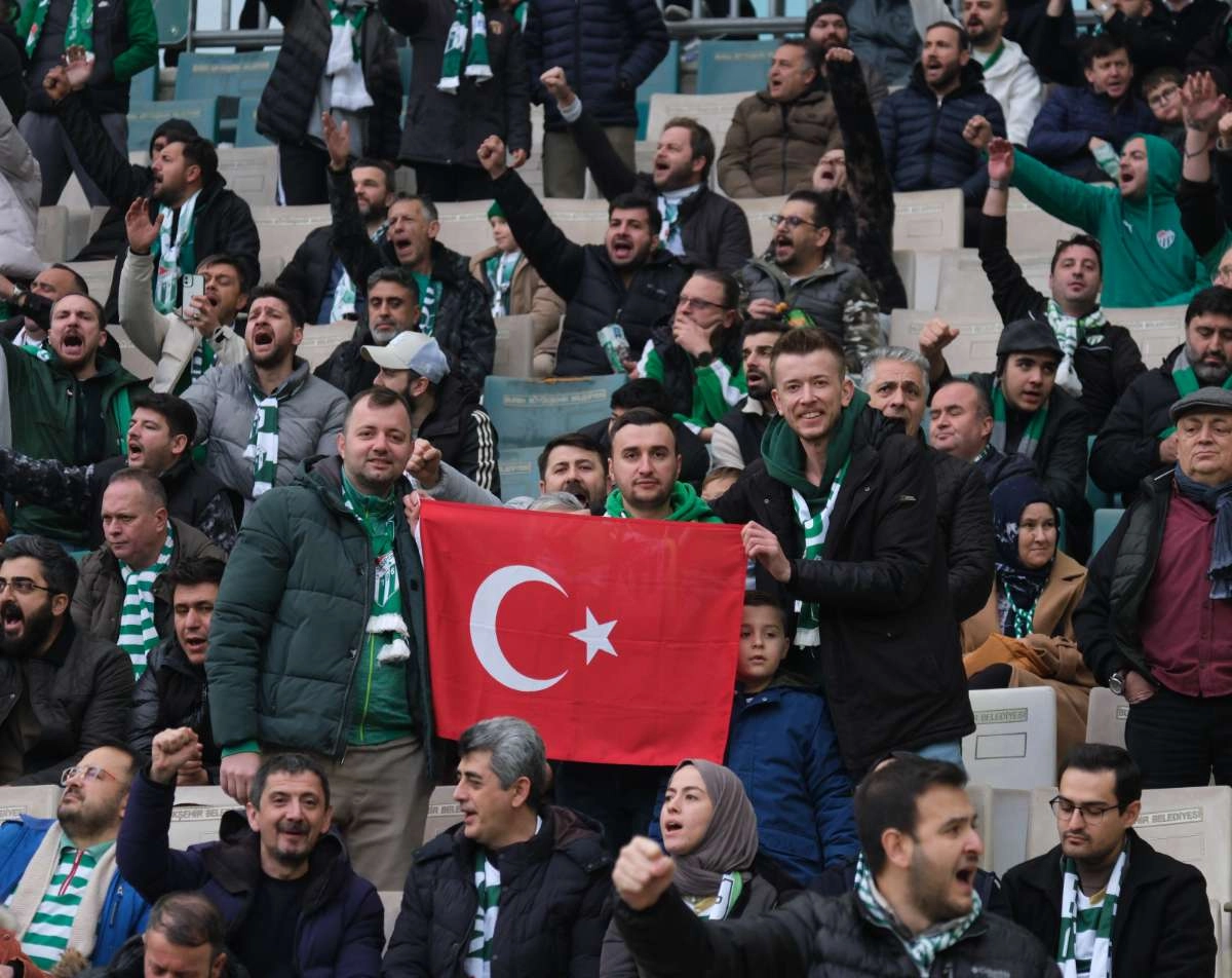 (FOTO GALERİ)Bursaspor-Aliağa FK maçından taraftar fotoğrafları