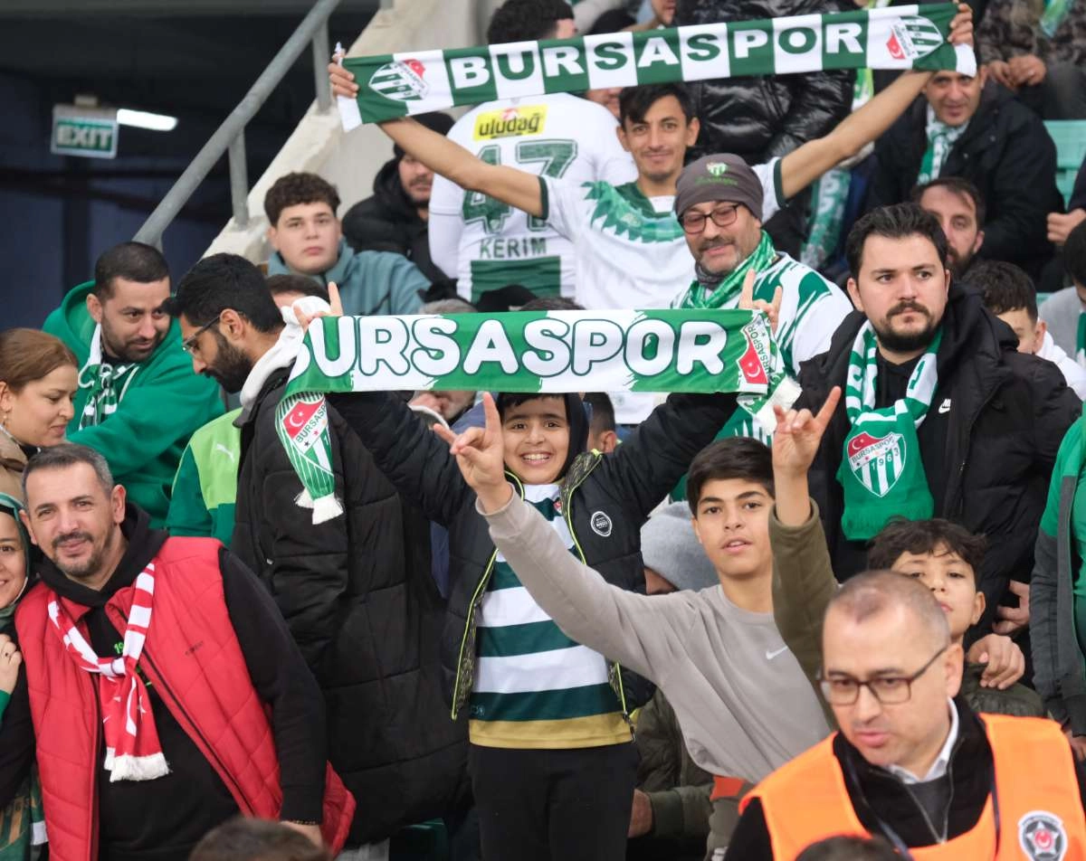 (FOTO GALERİ)Bursaspor-Aliağa FK maçından taraftar fotoğrafları
