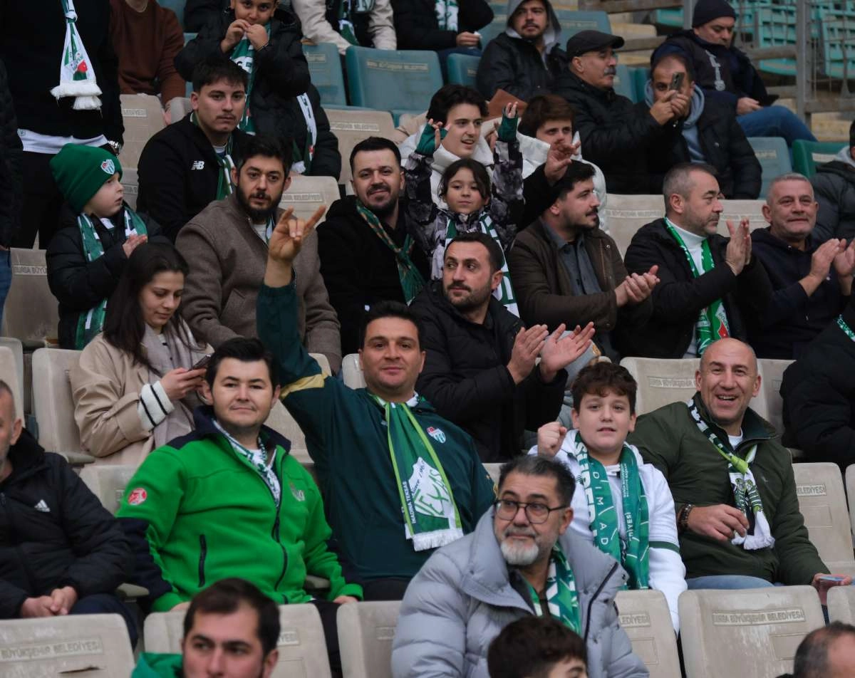 (FOTO GALERİ)Bursaspor-Aliağa FK maçından taraftar fotoğrafları