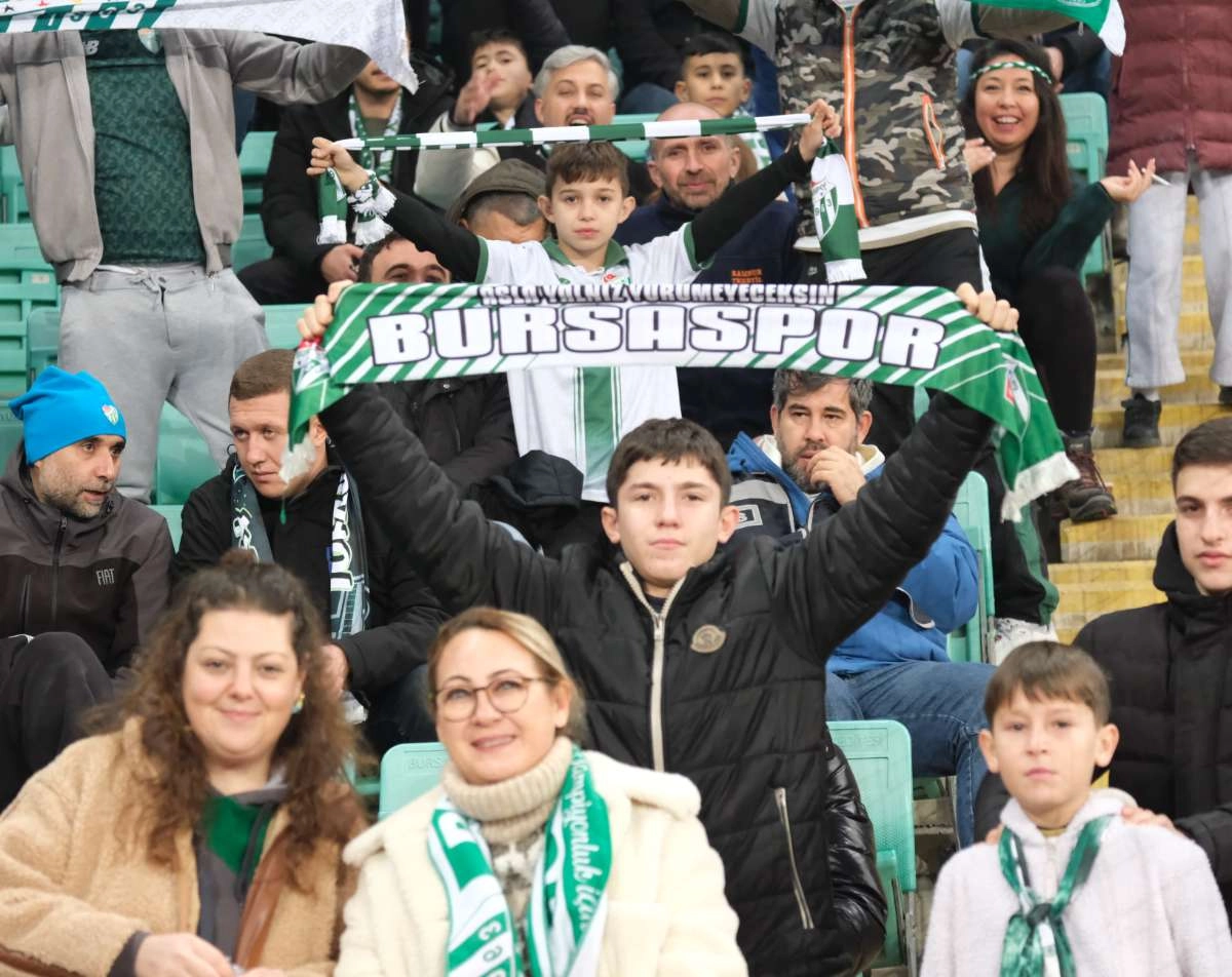 (FOTO GALERİ)Bursaspor-Aliağa FK maçından taraftar fotoğrafları