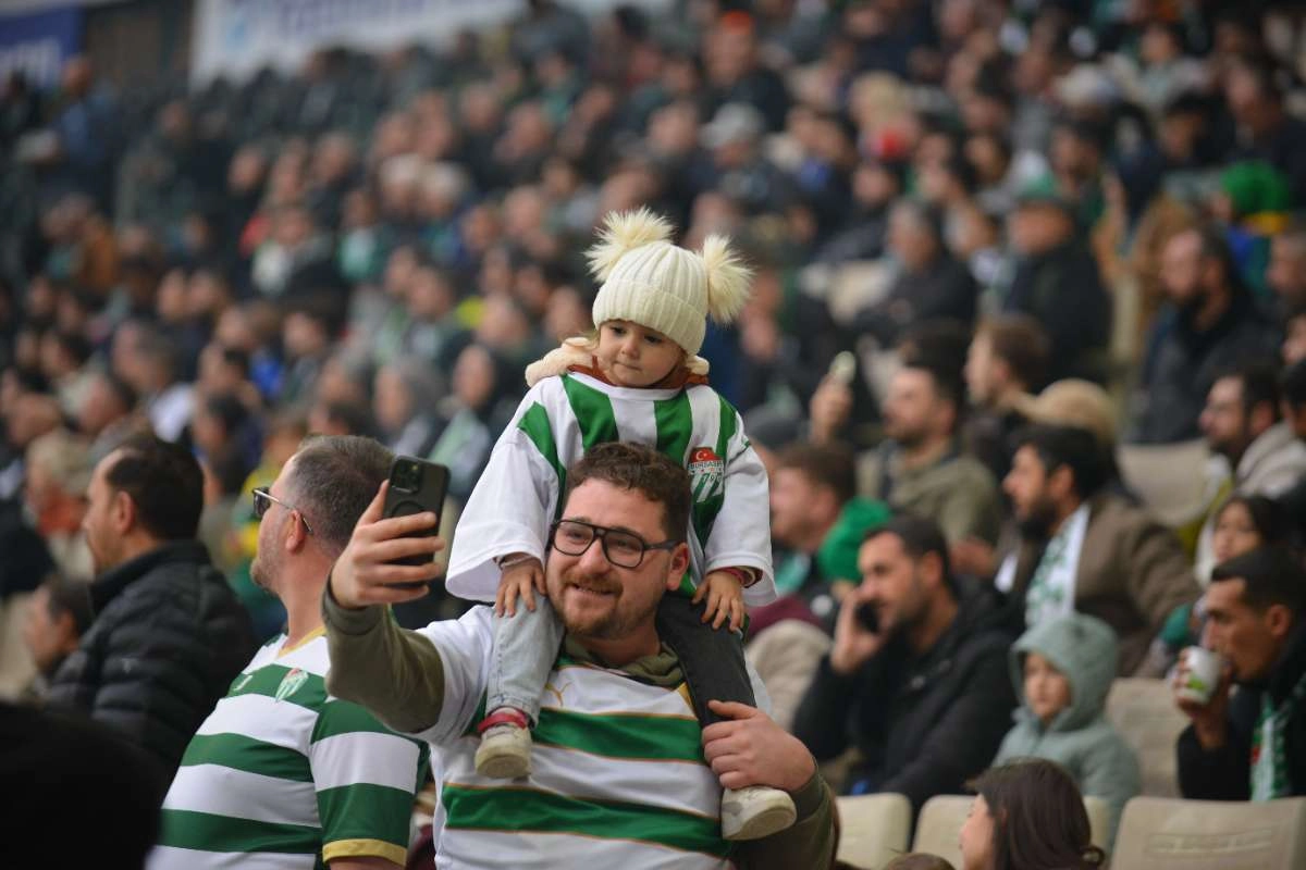 (FOTO GALERİ)Bursaspor-Aliağa FK maçından taraftar fotoğrafları