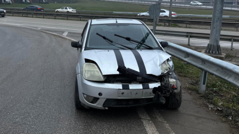 Bariyere çarpan otomobildeki 2 kişi yaralandı