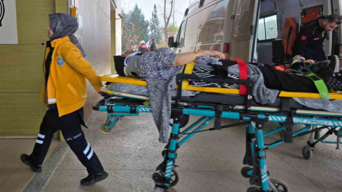 Ticari araç ağaca çarptı: 1’i çocuk 2 yaralı