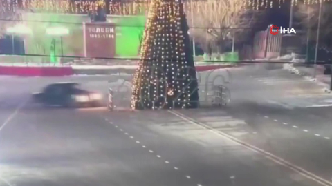 Kazakistan’da drift yapan sürücü 12 metrelik yılbaşı ağacı devirdi